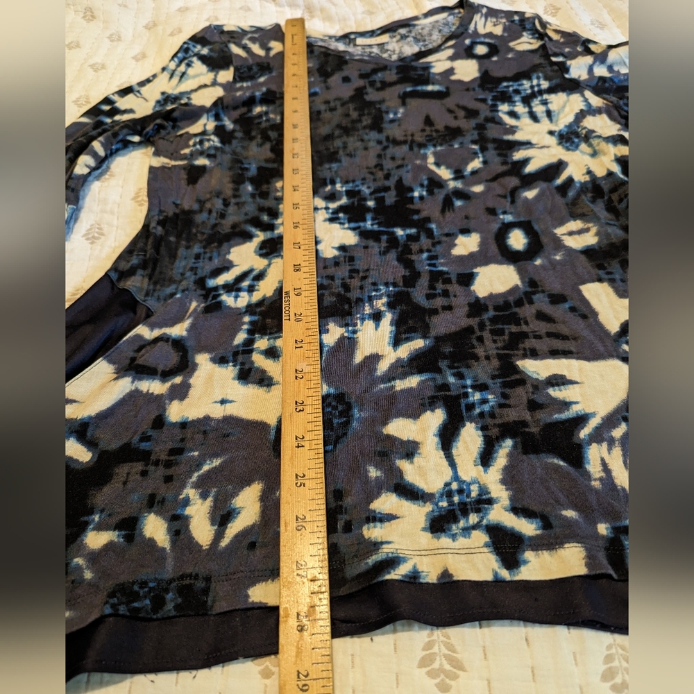 Logo asymmetrical tunic top abstract floral pocket - Picture 3 of 9